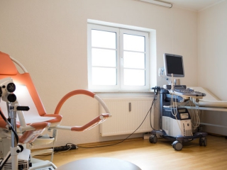 Untersuchungsraum der Privatpraxis f&uuml;r Gyn&auml;kologie &amp; Geburtshilfe Dr. Graf und Dr. Frick