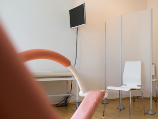 Untersuchungsraum der Privatpraxis f&uuml;r Gyn&auml;kologie &amp; Geburtshilfe Dr. Graf und Dr. Frick